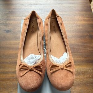 Vionic Tan Wide Suede Ballet Flats with Decorative Bows Sz.9.5W